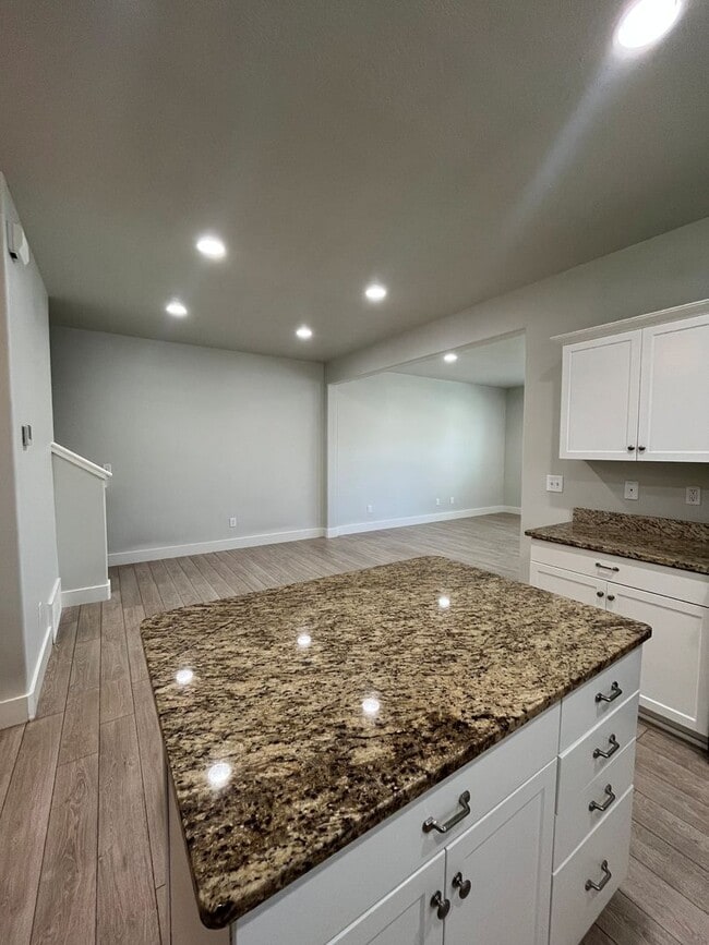 Building Photo - Spacious 3 Bed, 2.5 Bath Townhome in Pleasant Grove