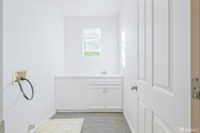 Building Photo - 5476 Summerfield Dr