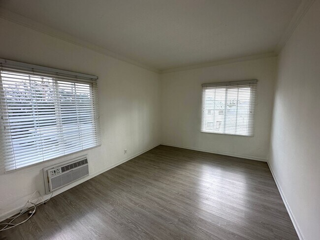 Building Photo - Vintage Style 1+1 - New Kitchen Appliances, Plank Floors, Balcony, pet friendly