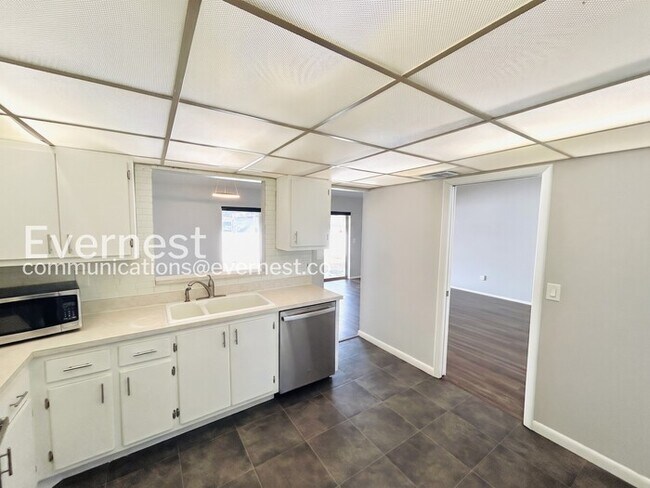 Building Photo - 7516 S Sanibel Cir