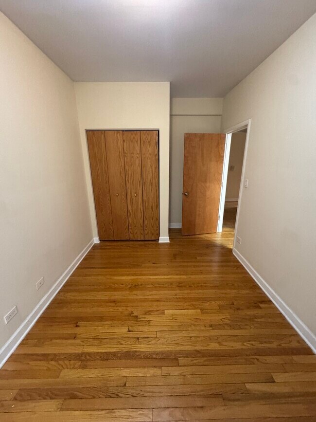Building Photo - 1336 W Estes Ave