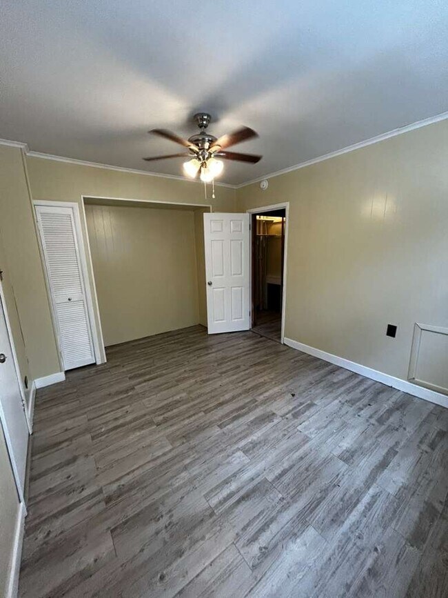 Building Photo - 41 Fallbrook St