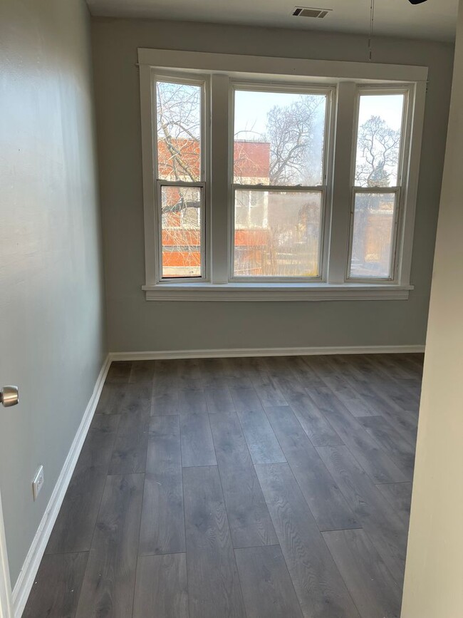 Building Photo - 3 Bedroom Unit with a Great Management Com...