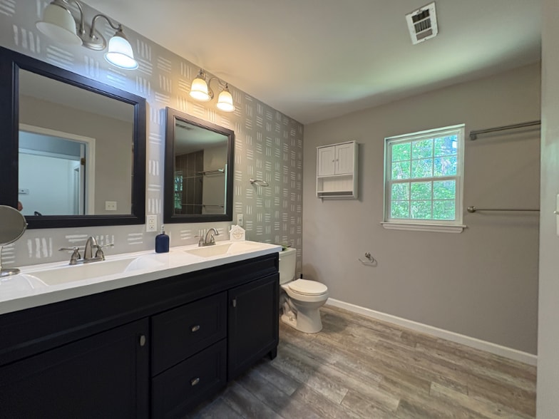 Building Photo - 4128 Saxonbury Way