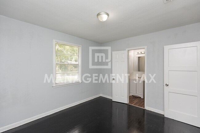Building Photo - 2325 Westbrook Cir N