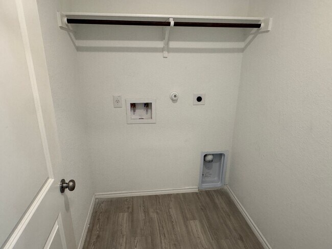Building Photo - Far west gorgeous townhome ready for move in.