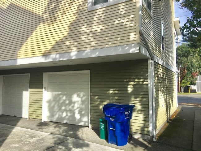 Building Photo - Stylish Townhome in Broadview