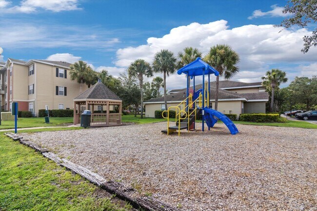 Building Photo - 1999 Summer Club Dr