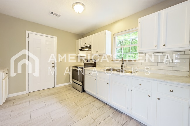 Building Photo - Modern 3-Bedroom Home with Open Layout and...
