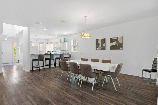 Building Photo - 4810 S Amstel Dr