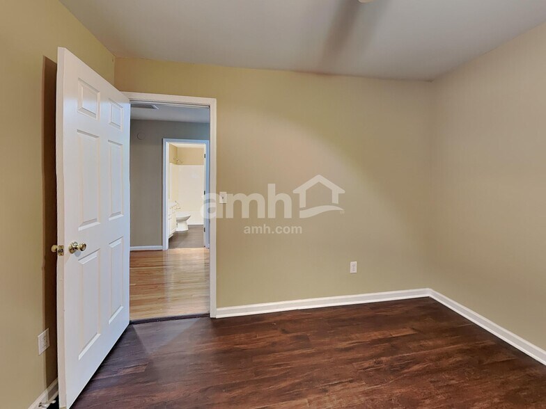 Building Photo - 433 Holland Springs Dr
