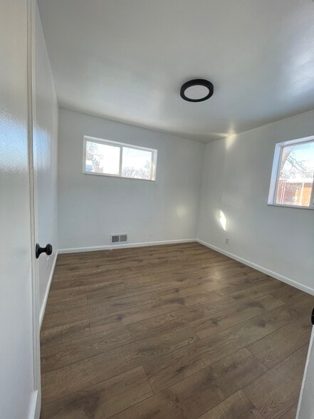 Room #1 - 933 Fremont Ave S