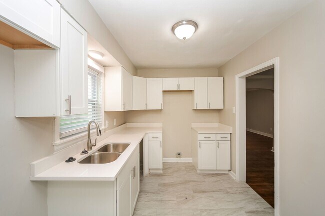 Building Photo - Beautiful House for Rent in Berclair-Highland Heights School District!