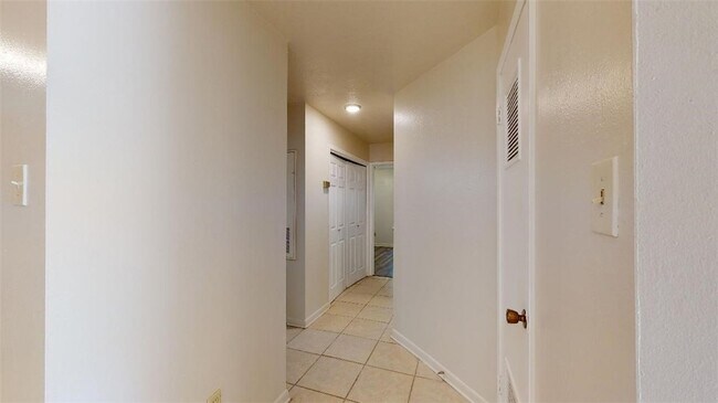 Building Photo - 916 Navarro Dr