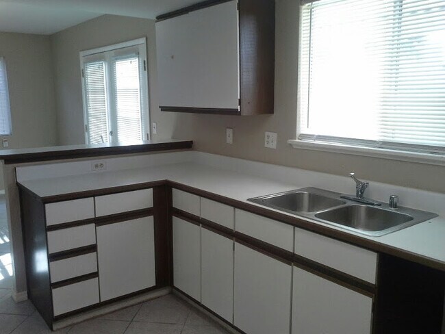 Building Photo - BEAUTIFUL & ELEGANT 3 BEDROOM 2 BATHROOM H...