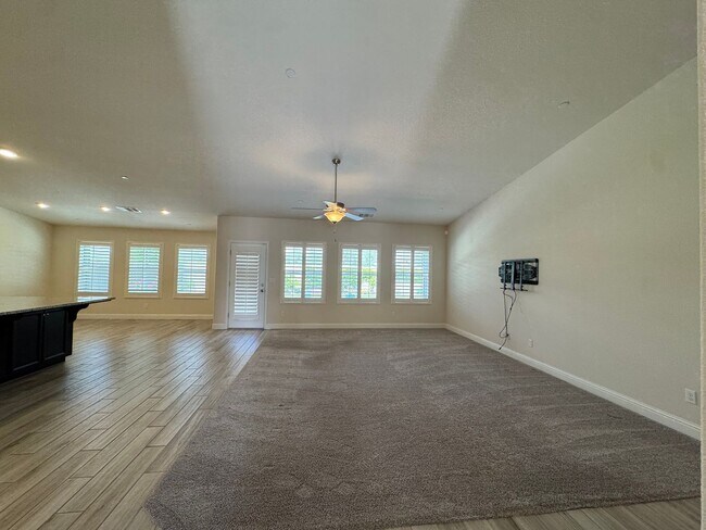 Building Photo - 391 Maclure Ave