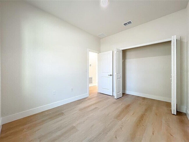 Building Photo - 356 W 4th St