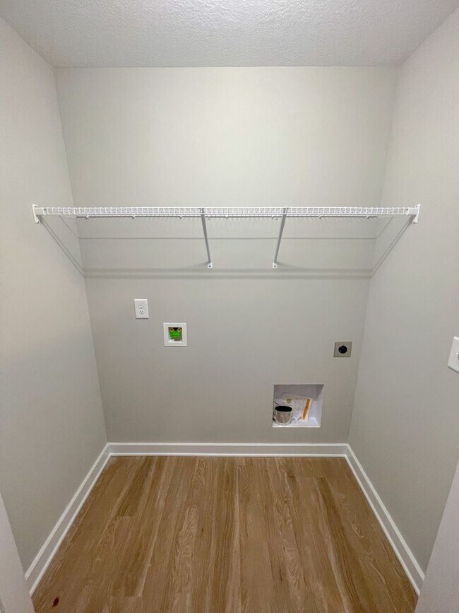 Building Photo - Adorable Single Family Townhome