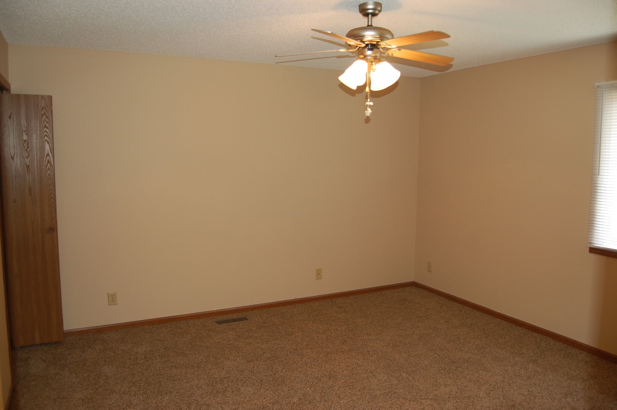 Second, master, bedroom 14'x13' - 4945 Walker Ave
