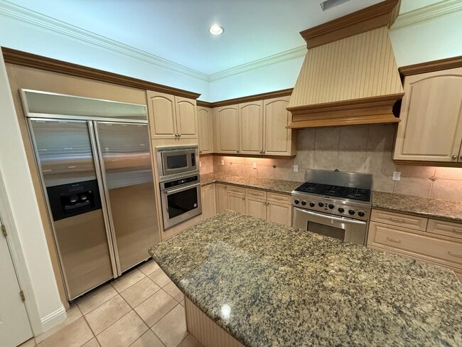 Building Photo - 10637 N Lochmoor Ln