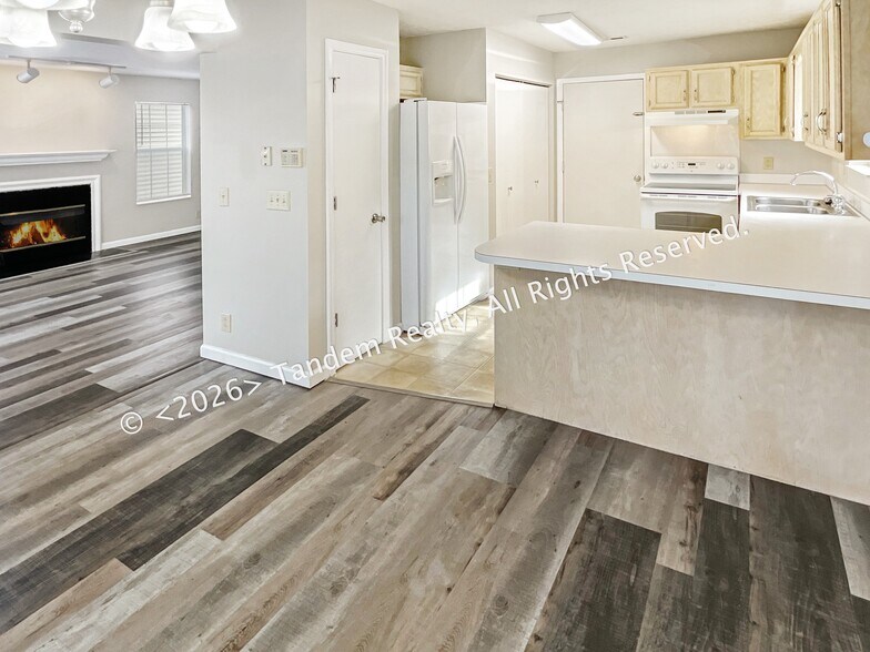 Building Photo - 512 Selsey Ct S