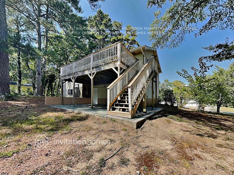 Building Photo - 215 Simpson Dr NE