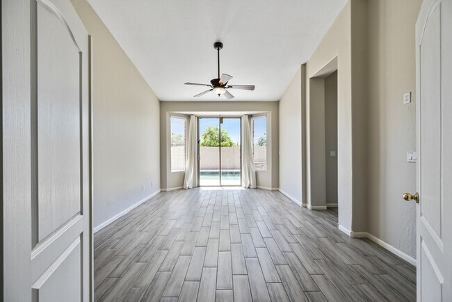 Building Photo - 6937 E Paradise Ln