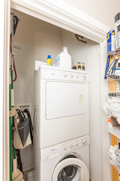 Building Photo - 1224 W Van Buren St