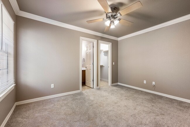 Building Photo - Charming 3BR, 2.5BA Rental Home with Moder...
