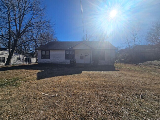 Building Photo - 3 Bed 2 Bath at Shawnee