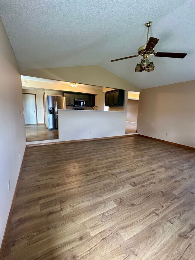 Building Photo - Spacious 4BD w/ A/C in Desirable Briargate...