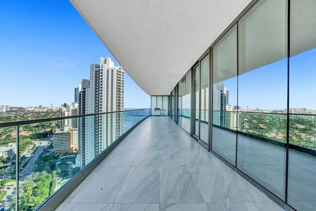 Almost 1000 sq ft of balcony - 18975 Collins Ave
