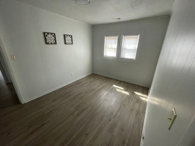 Building Photo - 3bd 1b house! Right off 20th St.
