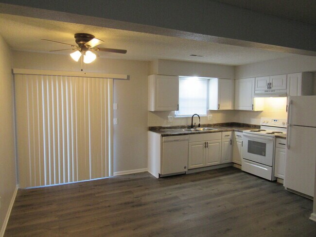 Building Photo - Cozy 2 bedrooms and 1.5 baths townhome located in Lee's Summit