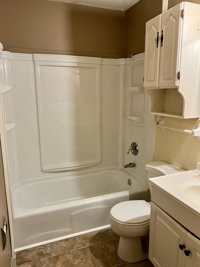 Building Photo - For Rent - 3 Bedroom 1 Bath