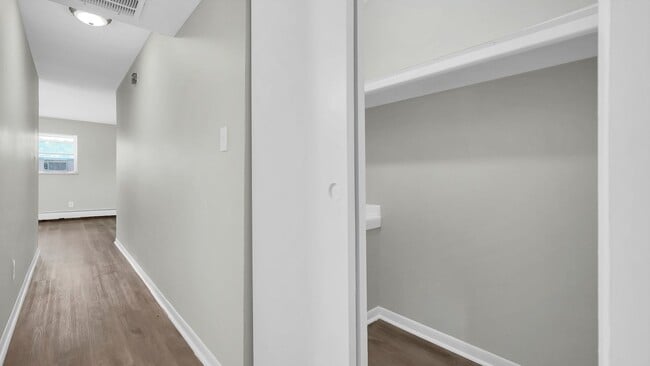 Building Photo - 2405 Belcher Dr