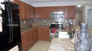Building Photo - 3 br, 2.5 bath Townhome - 900 SW 111th Ave