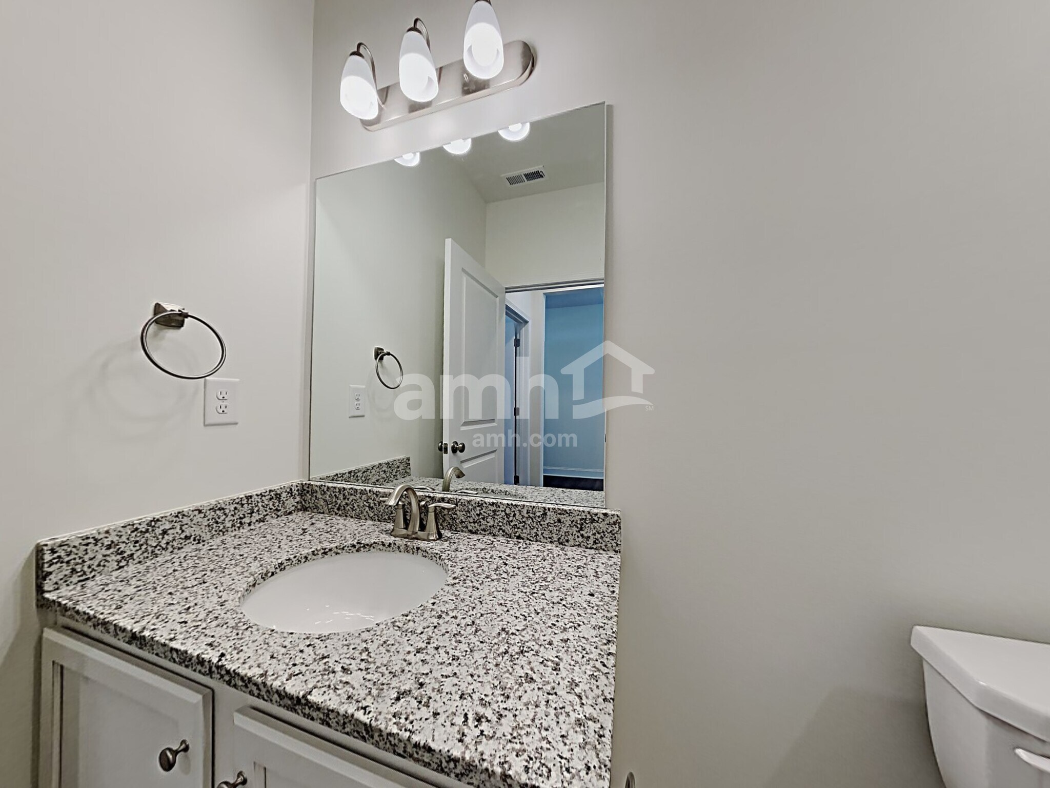 Building Photo - 5250 Valley Dr