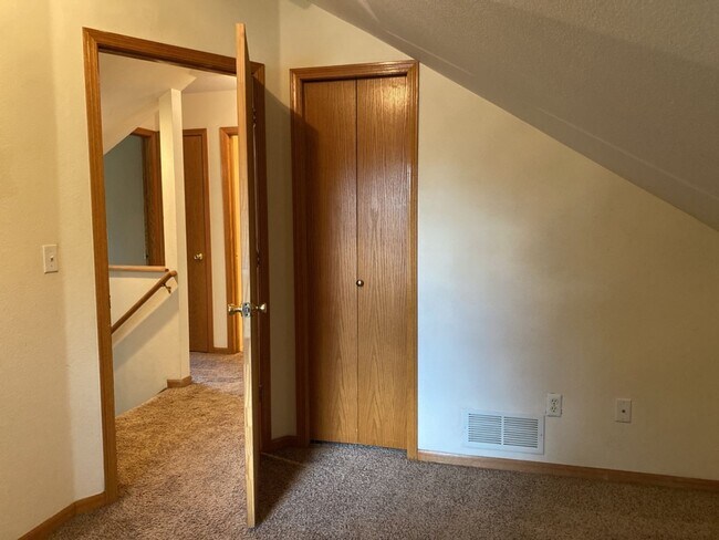 Building Photo - STUDENTS WELCOME! Single-Family Home Walking Distance to CSU!