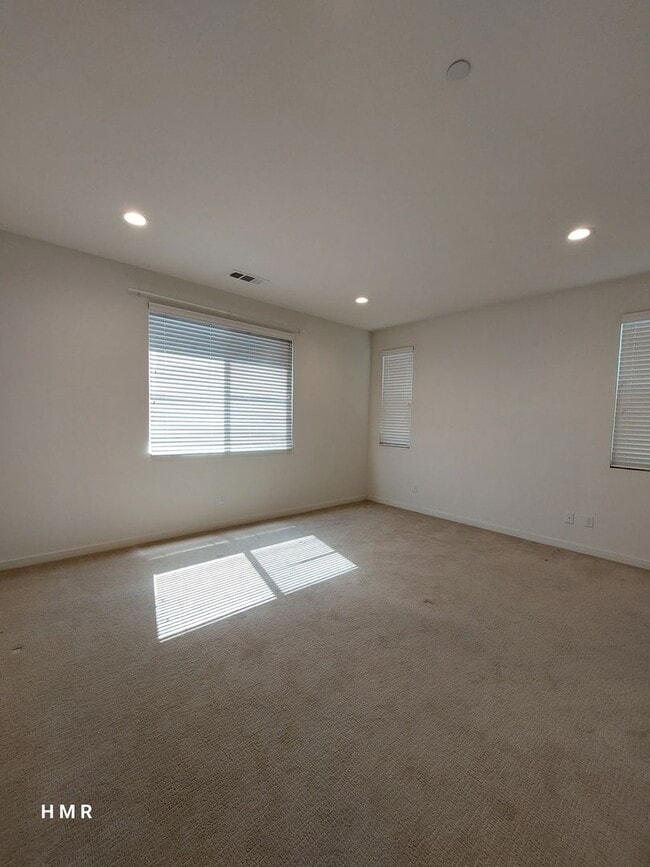 Building Photo - Charming 4 bed 2.5 bath in Anaheim! MUST S...