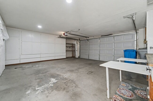 Building Photo - Stylish 2-Bed, 2-Bath Home with Generous Den in The Meadows