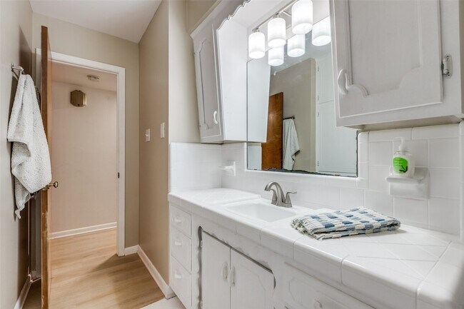 Building Photo - 401 Daisy Dr