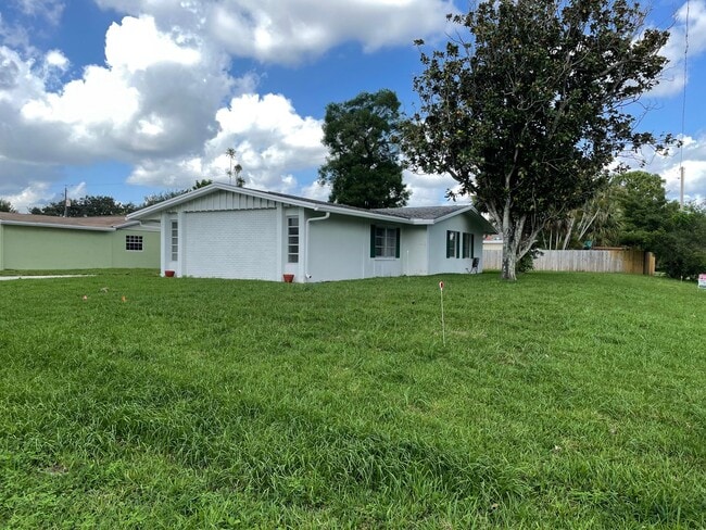 Building Photo - Easy Living in Palm Beach Gardens—Minutes ...