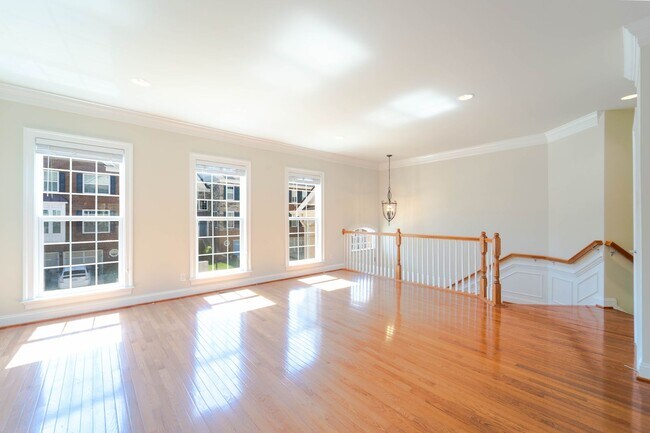 Building Photo - Gorgeous 3 Level Townhome