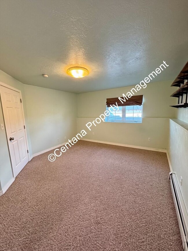 Building Photo - Beautiful home on the outskirts of town!