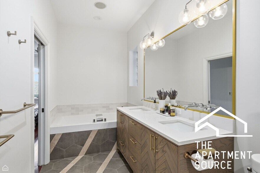 Building Photo - 952 N Racine Ave