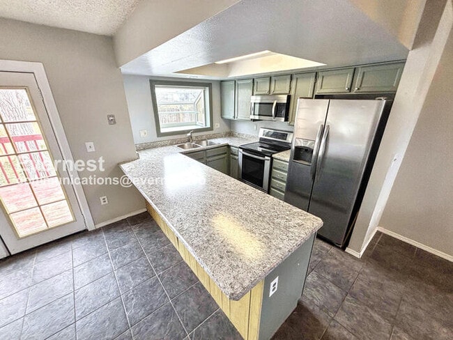 Building Photo - 4 Bed/2 Bath Home with Fenced Yard & Garage / Available Now!