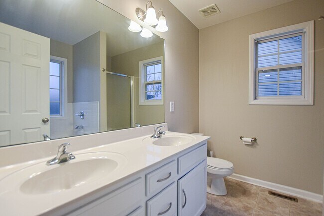 Building Photo - Pet Friendly Three Bedroom!
