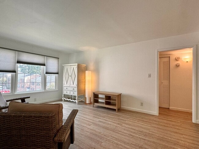 Building Photo - Renovated Condo near Stonefield Shopping! ...