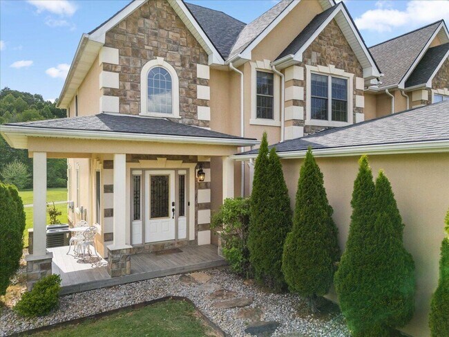 Building Photo - 200 Crooked Creek Dr